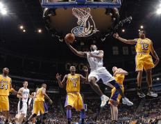 欧联杯首回合对决在即！阿森纳演练定位球，达拉斯独行侠密集防守应对